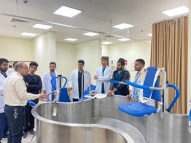 طلاب كلية الطب في زيارة ميدانية لقسم العلاج الطبيعي بكلية العلوم التطبيقية